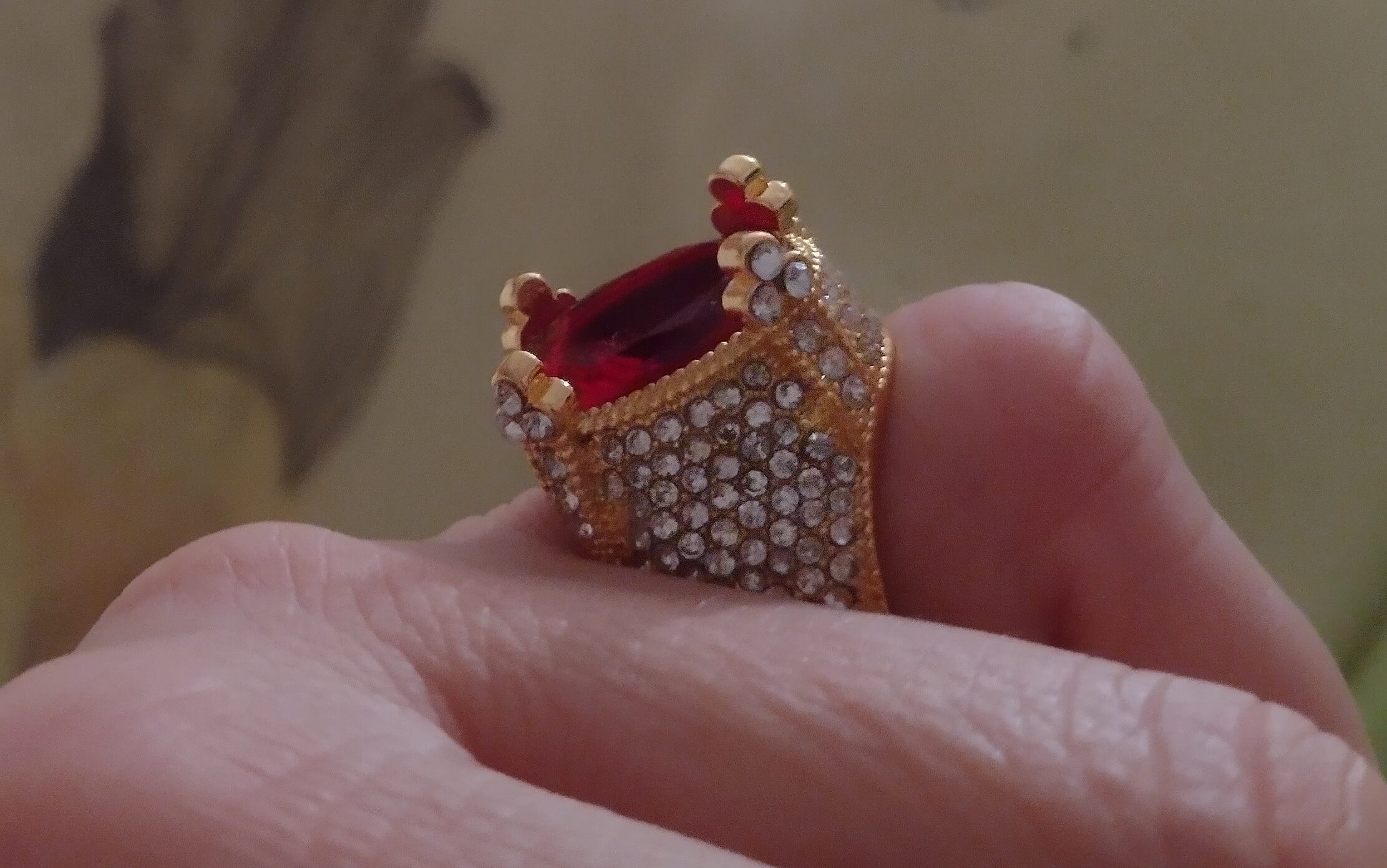 Пръстен-Корона с голям рубин и диамантчета